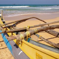 Рыбацкая лодка на берегу о.Шри-Ланка :: Андрей Крючков