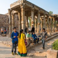 развалины храма где стоит железная колонна.Индия. :: юрий макаров