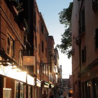 Узкая улочка в Венеции в лучах заходящего Солнца. :: Василий 