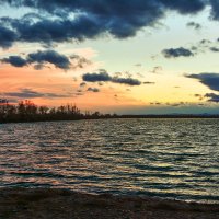 Вечер на озере :: юрий Амосов