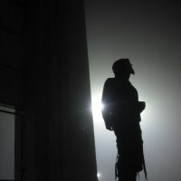 У колонны в контражуре туманной ночью. :: Денис Бугров 