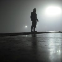 Одинокий силуэт в сияющем тумане :: Денис Бугров 