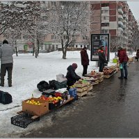 Уличная торговля в не базарный день. :: Роланд Дубровский