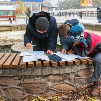 г. Бишкек. Школьники делают уроки в городском сквере. :: Евгений Поляков
