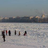 В мороз гуляют фотографы, романтики и туристы :: Вера Моисеева