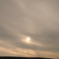 Заходящее солнце в облаках пасмурного неба над рекой :: Сергей Тагиров