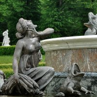 Скульптуры фонтана "Источник Латоны" :: Надежда Лаптева