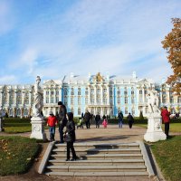 Вид на Екатерининский дворец с главной аллеи регулярного парка :: Елена Павлова (Смолова)