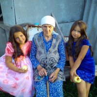 Посиделки 2х внучек и прабабушки :: Валерия 