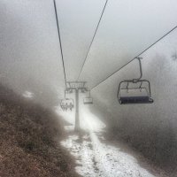 Туман в горах, вид с горнолыжного подъемника :: Николай Милоградский
