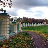 Ограда  к парку в Ораниенбауме :: Валентина Папилова