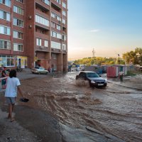 Вода по асфальту рекой :: Александр Елизаров