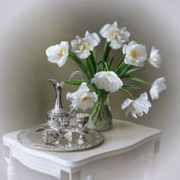 Натюрморт с белыми тюльпанами :: Ирина Приходько
