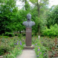 Памятник генерал-лейтенанту Орлову-Денисову, герою Отечественной войны 1812 г. :: Нина Бутко