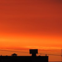 Тёмно оранжевый рассвет над городом. :: bemam *