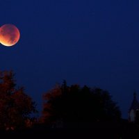 Полное лунной затмение над городом :: Александр Игнатьев