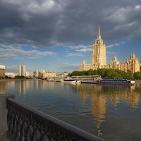 Отражение "Украины" в реке "Москва". :: Юрий Кольцов