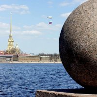 Украшением набережной Васильевского острова служат большие каменные шары :: Елена Павлова (Смолова)
