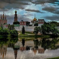 Повисли на городом тёмные тучи, И воздух наполнен дыханьем дождя... :: Ирина Falcone