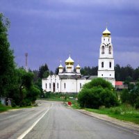 Храм в селе Середниково. :: Валерий Гудков