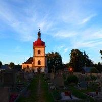 церковь и кладбище в деревне :: Ольга Богачёва