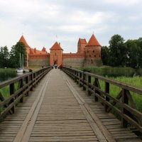 Средневековый замок Тракай в Литве на озере Гальве,  построен в XIII веке. :: vasya-starik Старик
