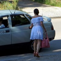 Такси и девушка в белом :: Татьяна Смоляниченко