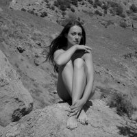 Girl on the rock :: Olga Payne