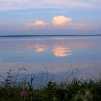 "Закат над озером склонился, в воде зеркальной отразился..." :: Надежда 