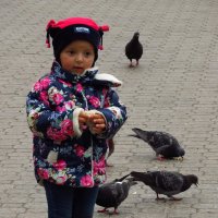 Если не дети, кто бы кормил птичек? :: Андрей Лукьянов