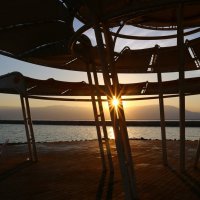 Рано утром на Мертвом море, солнце встает из-за гор Иордании :: vasya-starik Старик