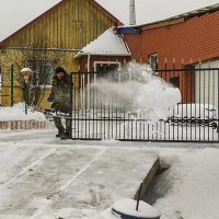 Рыба мечет икру, а мужики снег мечут...)) :: Владимир Хиль