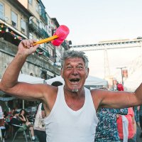 Битва молотками на празднике Сау Жуау в Порту Португалия) :: Светлана Коклягина