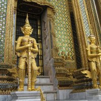 Бангкок. Уникальная мозаика храма Изумрудного Будды. :: Лариса (Phinikia) Двойникова