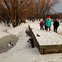Ребятишки у зимнего пруда... :: Sergey Gordoff