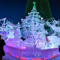 Ледяные скульптуры в Новогоднем городке :: Михаил Аверкиев