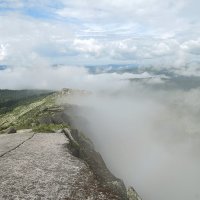 Гребень в облаках :: Сергей Карцев