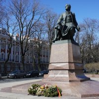 Памятник М. Ломоносову  возле здания Государственного университета :: Елена Павлова (Смолова)