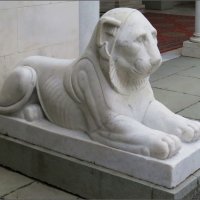 Скульптура льва у Ливадийского дворца :: Ирина Лушагина