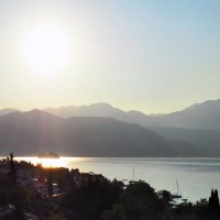 Рассвет над бухтой. Черногория. :: Николай Ярёменко