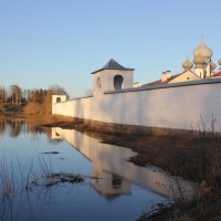 вдоль стен монастыря :: Сергей Кочнев