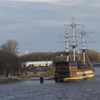 А вдали виден величественный монастырь на Новгородчине... :: Олег Фролов