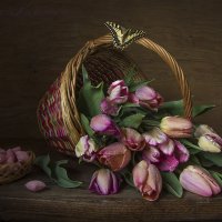 Розовые тюльпаны в корзине. :: Людмила Костюченко