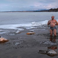 В Байкальске на горнолыжке - спуск в купальниках... :: Александр Попов