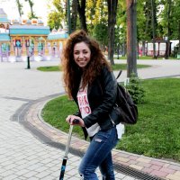 Девушка в парке :: Евгения Ламтюгова