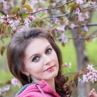 Портрет девушки в цветущем саду :: Ирина Гомозова