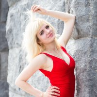 Блондинка в красном платье у стены :: Valentina Zaytseva