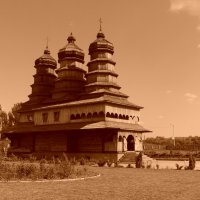 Православный   деревянный   храм  в   Ивано - Франковске :: Андрей  Васильевич Коляскин