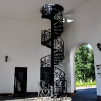 Лестница в звонницу храма :: Анатолий Колосов