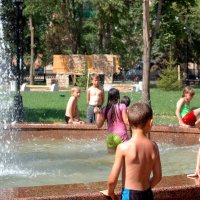 Не упустить последнюю жару с купанием в фонтане! :: Андрей Заломленков